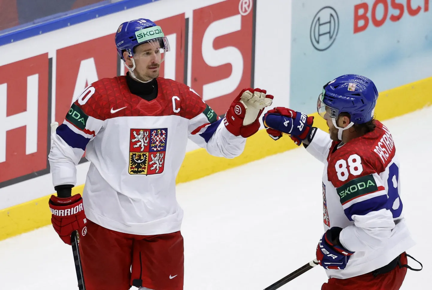 Tšehhi ründajad Roman Cervenka (vasakul) ja David Pastrnak tähistavad Kasahstanile visatud väravat.