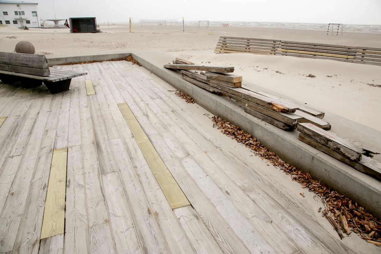 Pärnu linnavalitsus kulutab enne rannahooaega üle 100 000 euro, et korrastada Euroopa Liidu toel ehitatud laudteid.