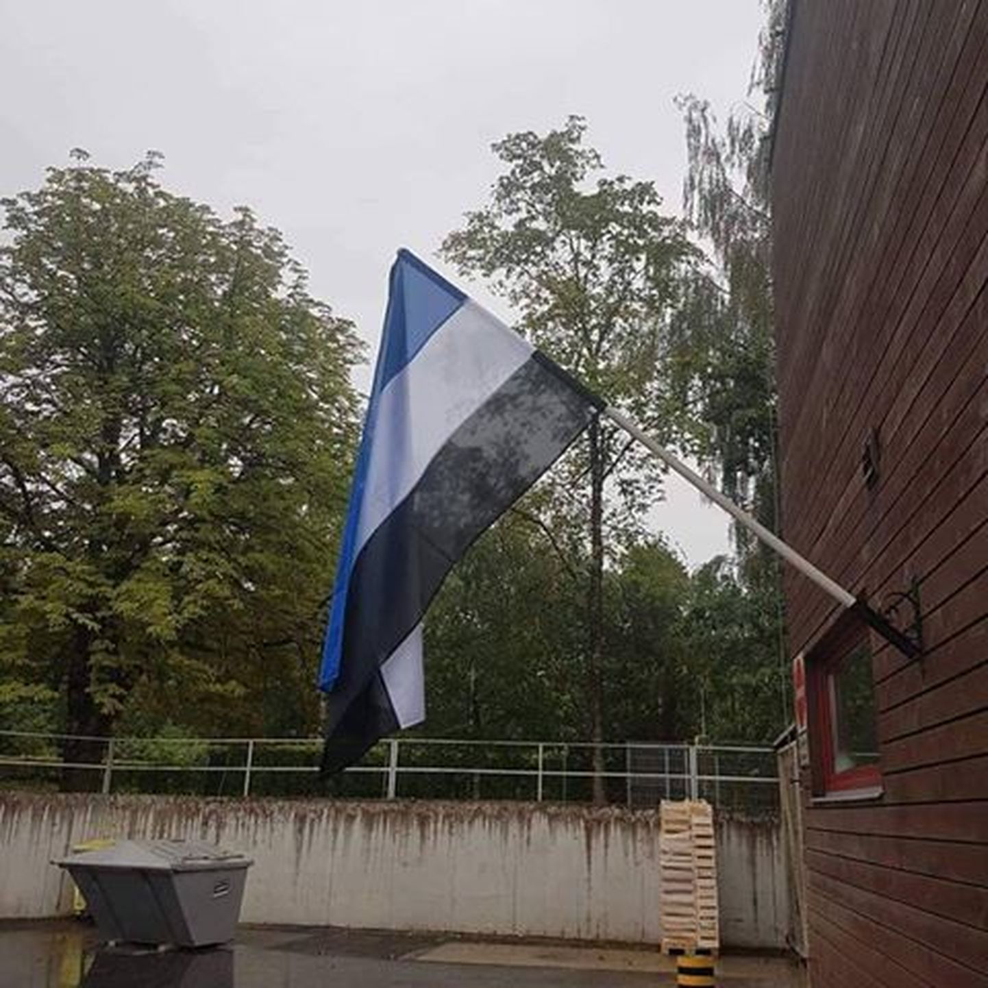 Hommikul jagati sotsiaalmeedias pilti Maxima poe heisatud sinivalgemustast lipust.