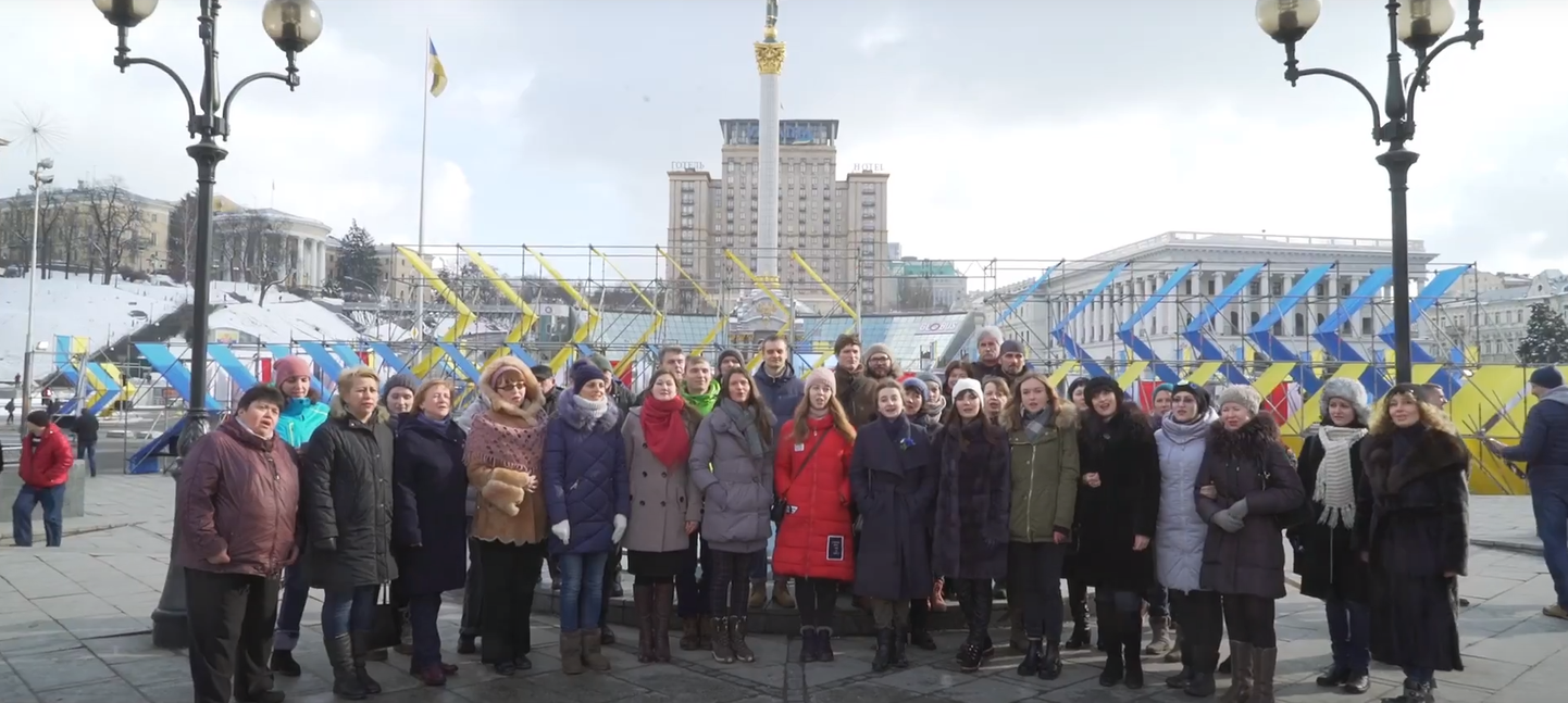 Ukrainlased õnnitlevad Eestit isamaalist laulu lauldes.