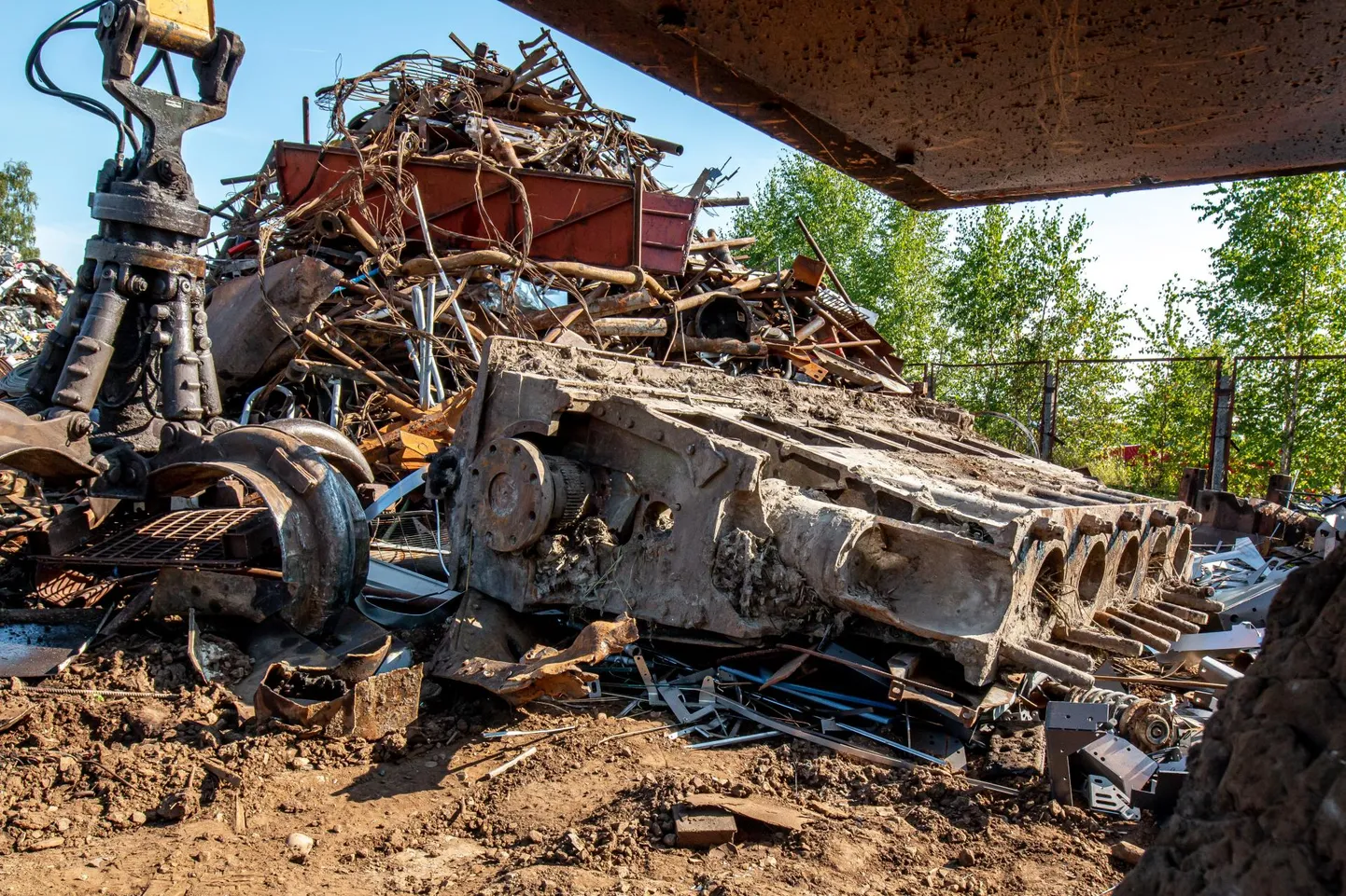 Merkuri vraki vöör vedeleb Pärnu jõe kaldal. Teisel pildil sama laev oma esimeses inkarnatsioonis Strande- nimelisena.   FOTO: Urmas Luik /  Pärnu Postimees /erakogu