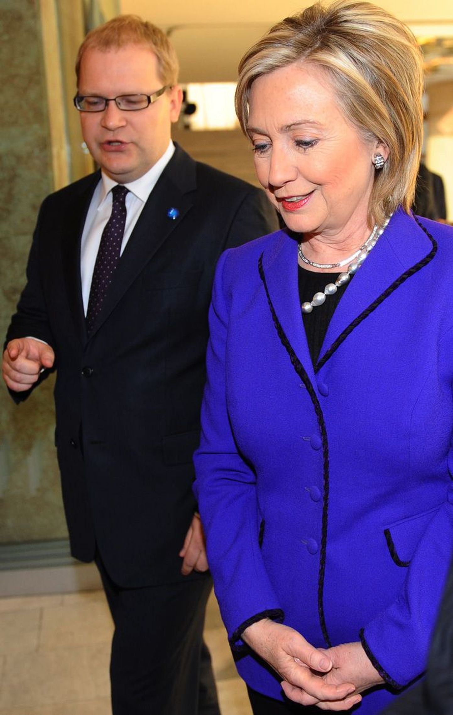 Septembris 2009 lubas välisminister Urmas Paet USA välisministrile Hillary Clintonile: Eesti töötab selle nimel, et rahuldada USA taotlus Guantánamo vangide vastuvõtmiseks.