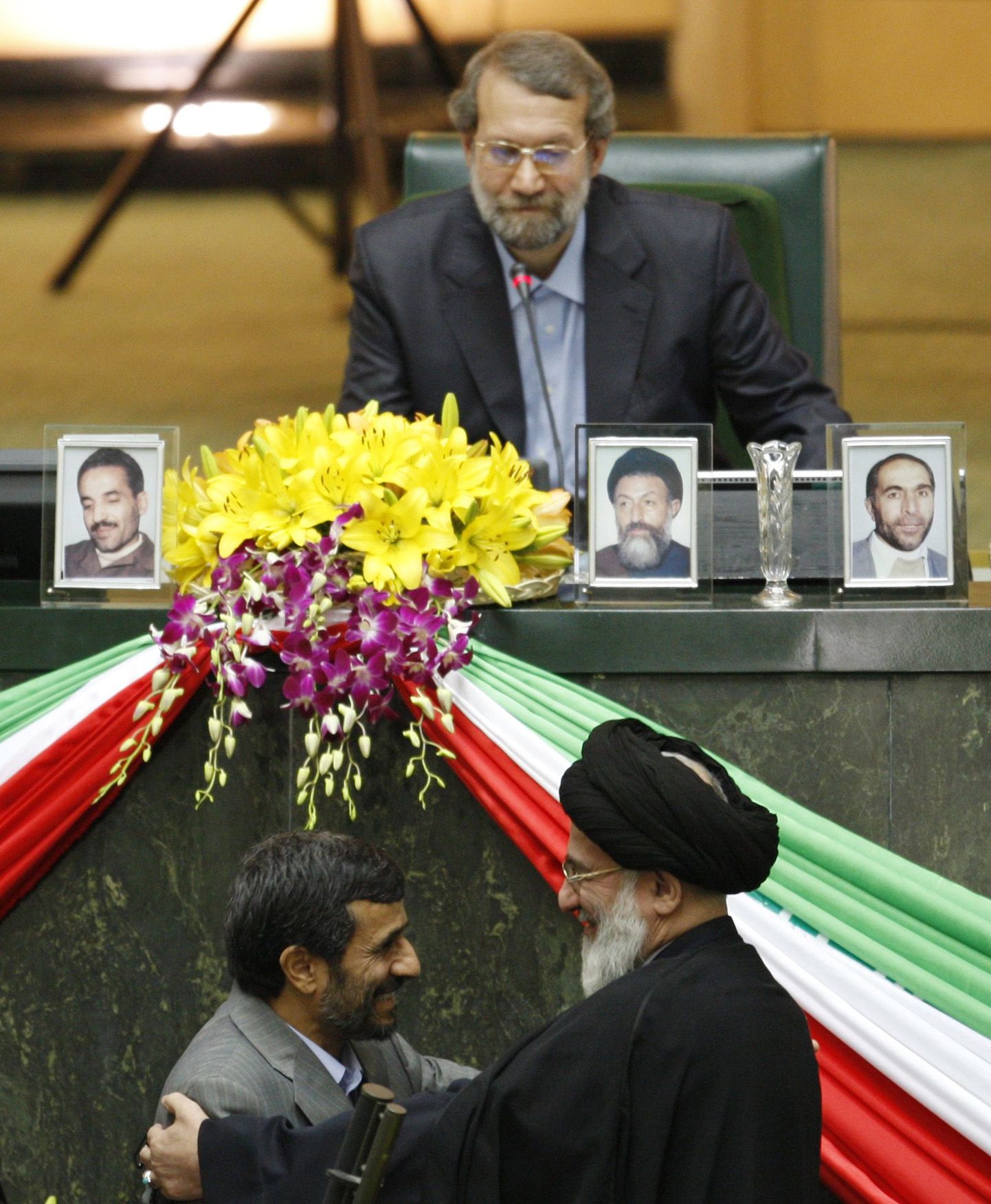 Iraani president Mahmoud Ahmadinejad (ees vasakul) koos ajatolla Mahmoud Hashemi Shahroudiga ametivande andmise pidulikul tseremoonial. Taga paistab parlamendi spiiker Ali Larijani.