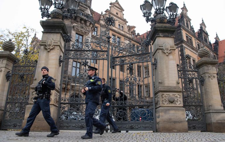Politseinikud Dresdeni lossi juures, mille Rohelisest võlvist viisid vargad miljardite eurode eest juveele ja väärisasju.