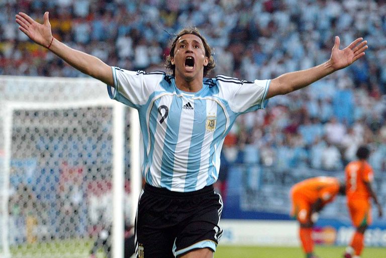 Hernan Crespo tuli River Platega kaks korda Argentiina, Chelsea'ga korra Inglismaa ning Milano Interiga kolm korda Itaalia meistriks. Argentiina koondisega võitis ta 1996. aastal olümpiahõbeda.