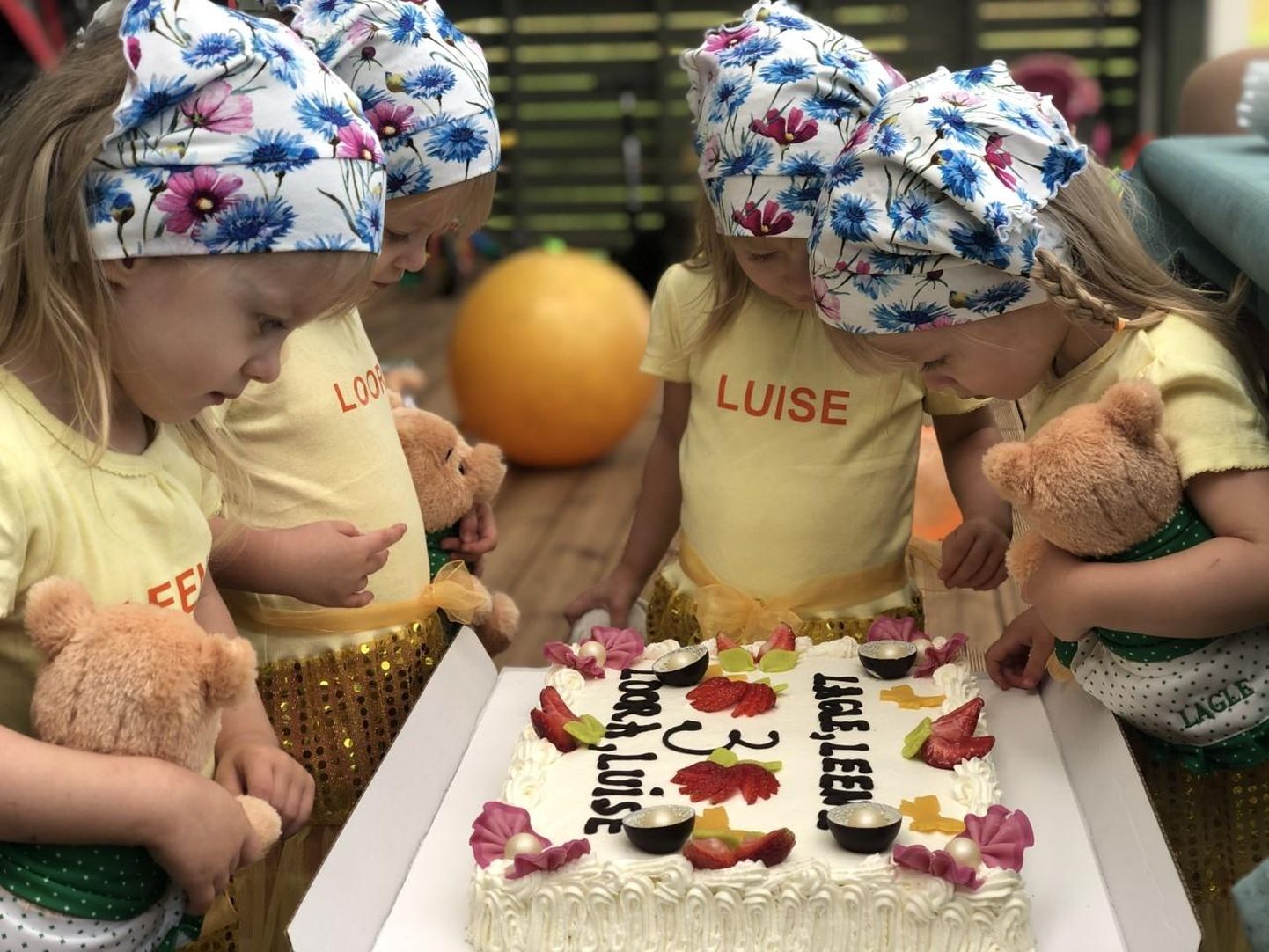 Nelikud õed Leene, Loore, Luise ja Lagle eelmise aasta suvel oma kolmanda sünnipäeva torti jagamas.