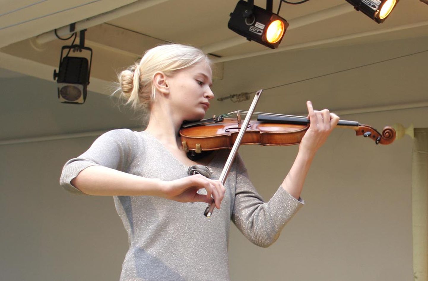 Pärnu kontserdimajas mängib viiulit Triin Ruubel-Lilleberg.