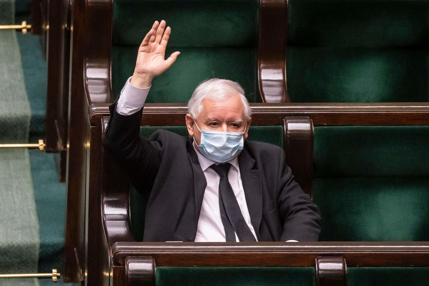 Võimupartei Õigus ja Õiglus juht Jarosław Kaczyński hääletamas postihääletuse korraldamise poolt. 