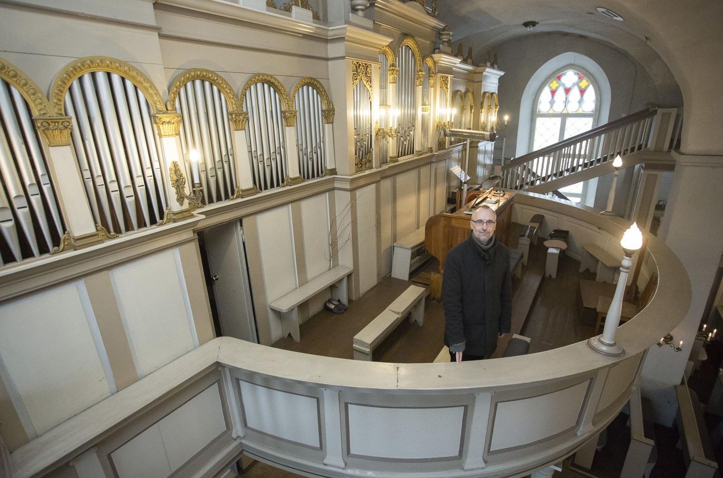 Helilooja Mart Siimer on organistina kirikutes mänginud 30 aastat. Pärast väikest pausi tundis ta soovi taas liturgiaid mängida – viimased aastad on ta pannud kõlama Rakvere Kolmainu kiriku oreli.