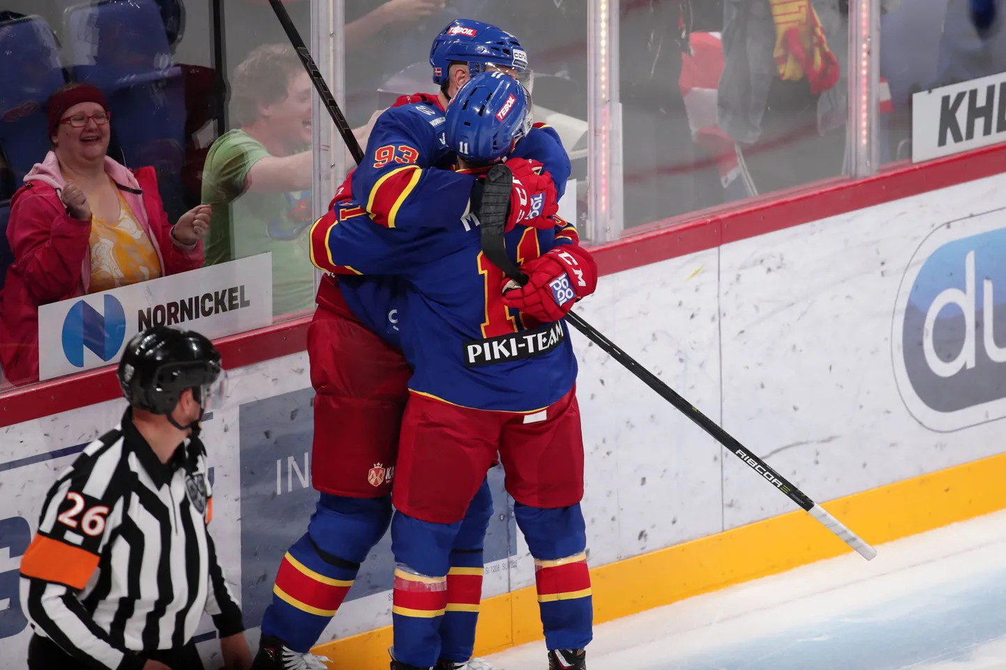 Helsingi Jokerite mängijad tähistamas väravat KHLi hooaega avakohtumises Hiina klubi Kunlun Red Stariga.