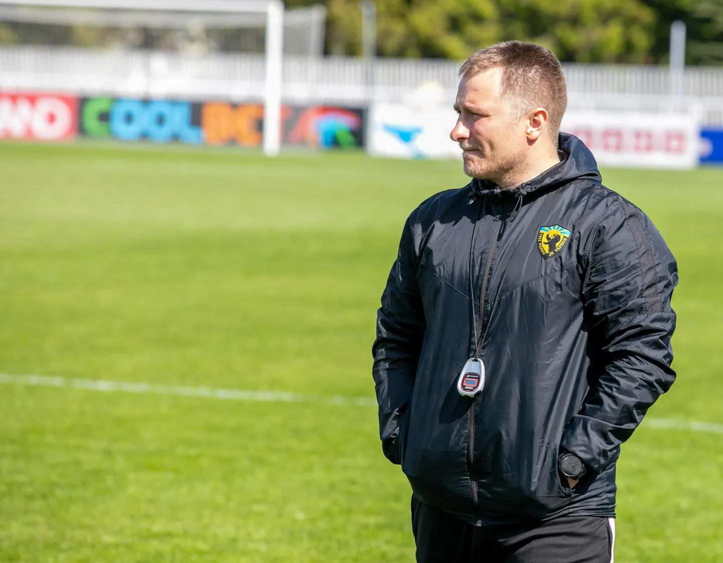 Samal ajal kui teised meistriliiga satsid harjutasid kunstmurul, treenisid Taavi Midenbriti hoolealused nõukogudeaegses puitpõrandaga saalis.