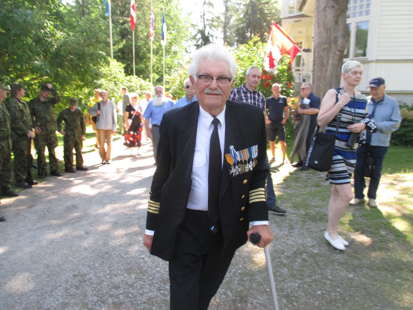 OMA VALDUSI TUTVUSTAMAS Vabadusvõitluse muuseumi rajaja Johannes Tõrs giidina külalistele oma valdusi tutvustamas.