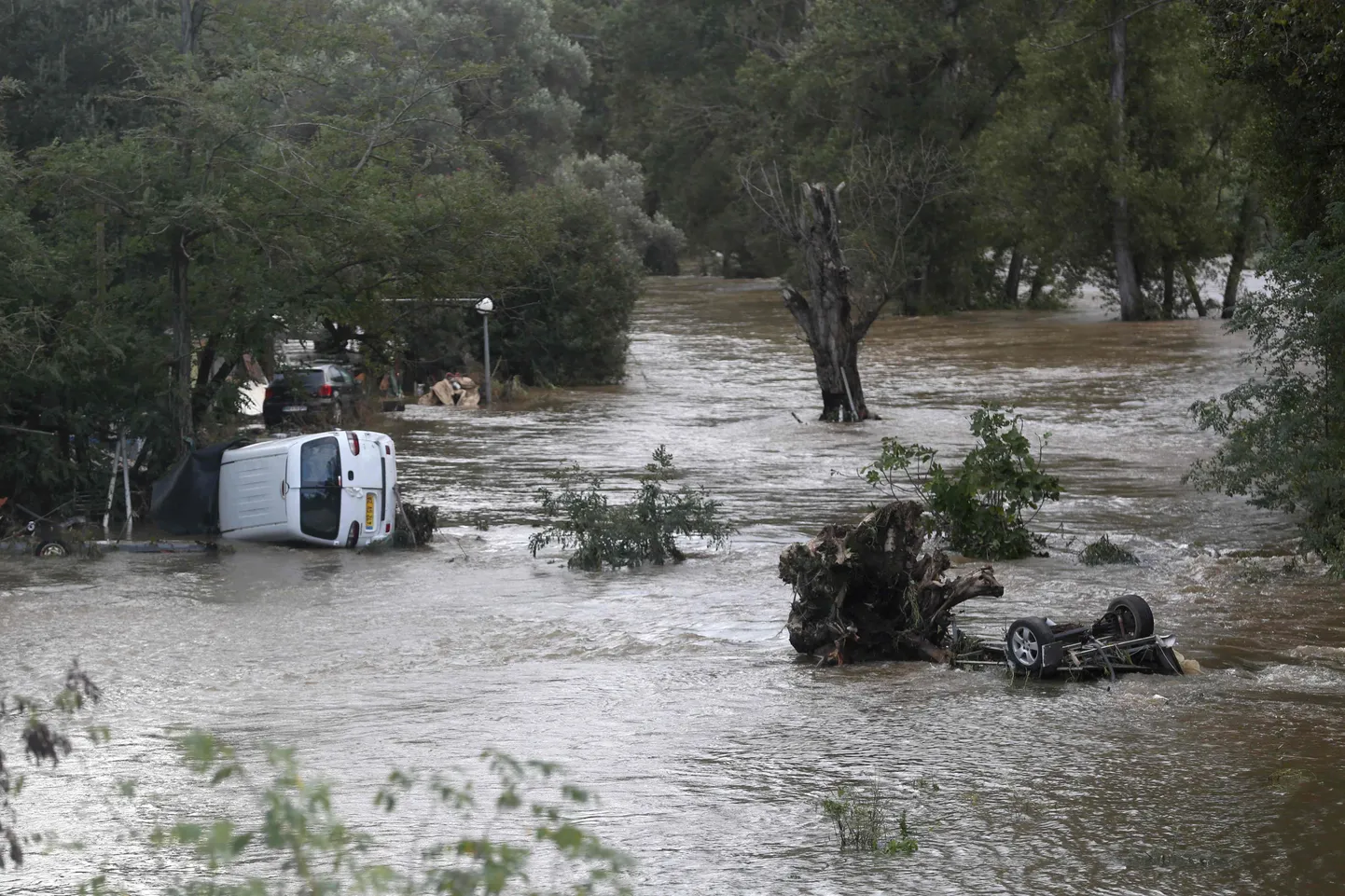 На фотографии, сделанной 5 ноября 2023 года в Бастеликачча, видно, как автомобили стоят в реке Прунелли, затопленной в результате шторма "Домингос", обрушившегося на французский средиземноморский остров Корсика.