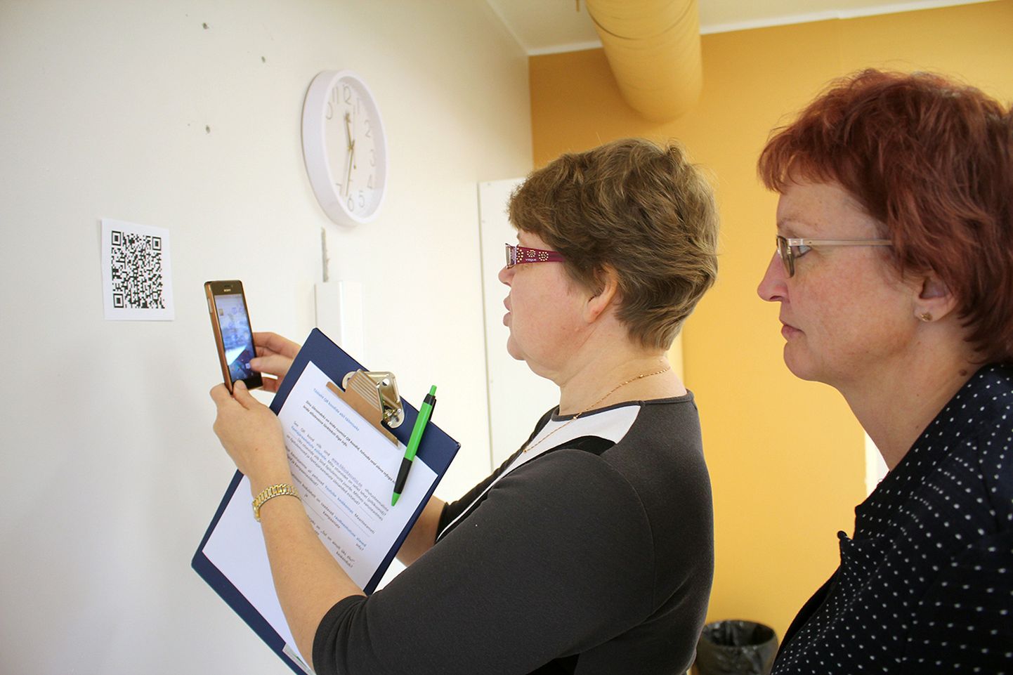 Osa ülesandeid tuli lahendada ruutkoodide abil, pildil Jaanika Alliksoo (vasakul) ja Kersti Liivak.