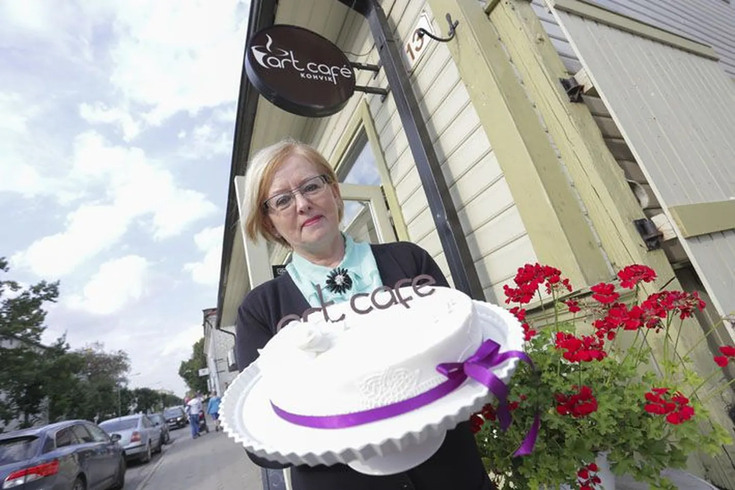 Art Café kohviku idee sündis Anne Nõgul sellest, et tollal ei olnud Rakveres kuigi palju kohvikuid, ja kuna tema erakool võttis keskmesse kunsti suuna, oli vaja ka kohta kunsti eksponeerimiseks ning noortele ürituste korraldamiseks.