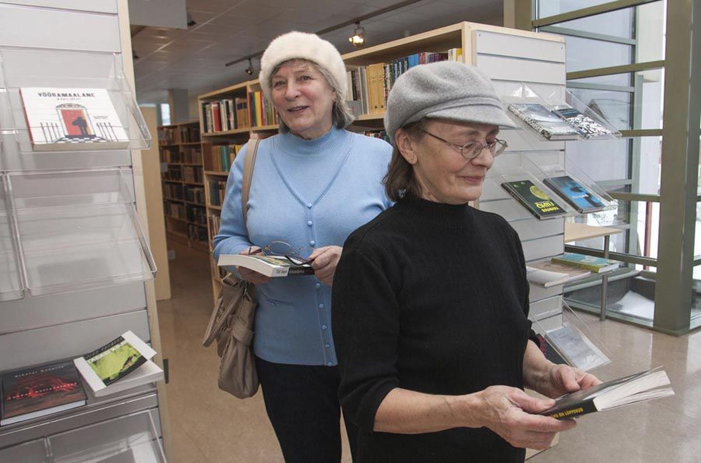 Eile linnaraamatukogus käinud Anu Potter (vasakul) on selle kunde olnud kümme ja Elve Meier vähemalt viisteist aastat.