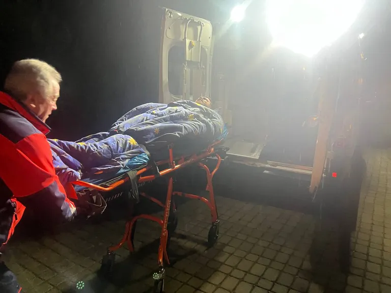Леонида Волкова доставляют в больницу после нападения в Литве.