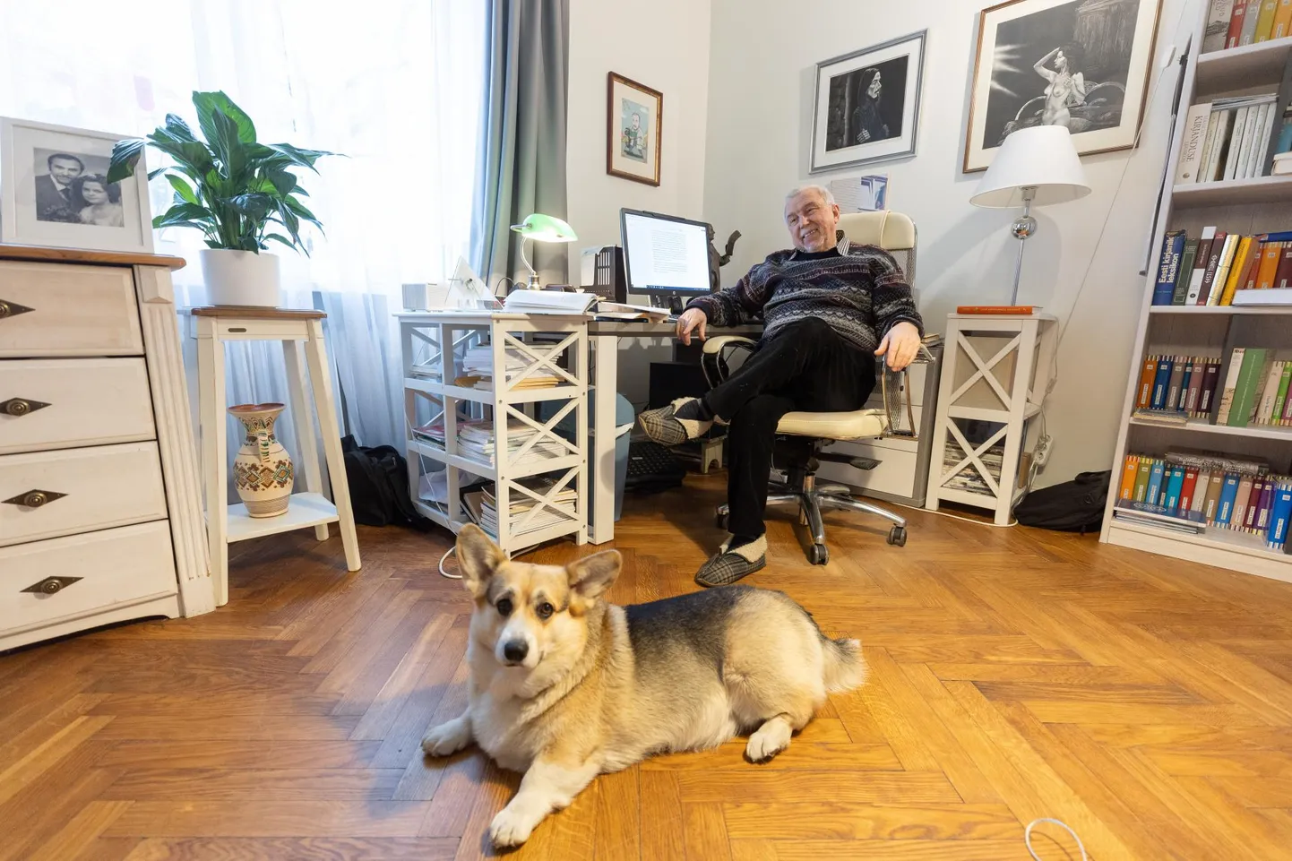 Rein Veidemann koduses töötoas koos corgi Gustaviga.