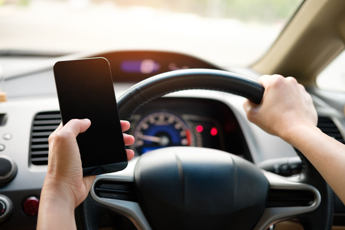 Использование телефона во время вождения крайне опасно.