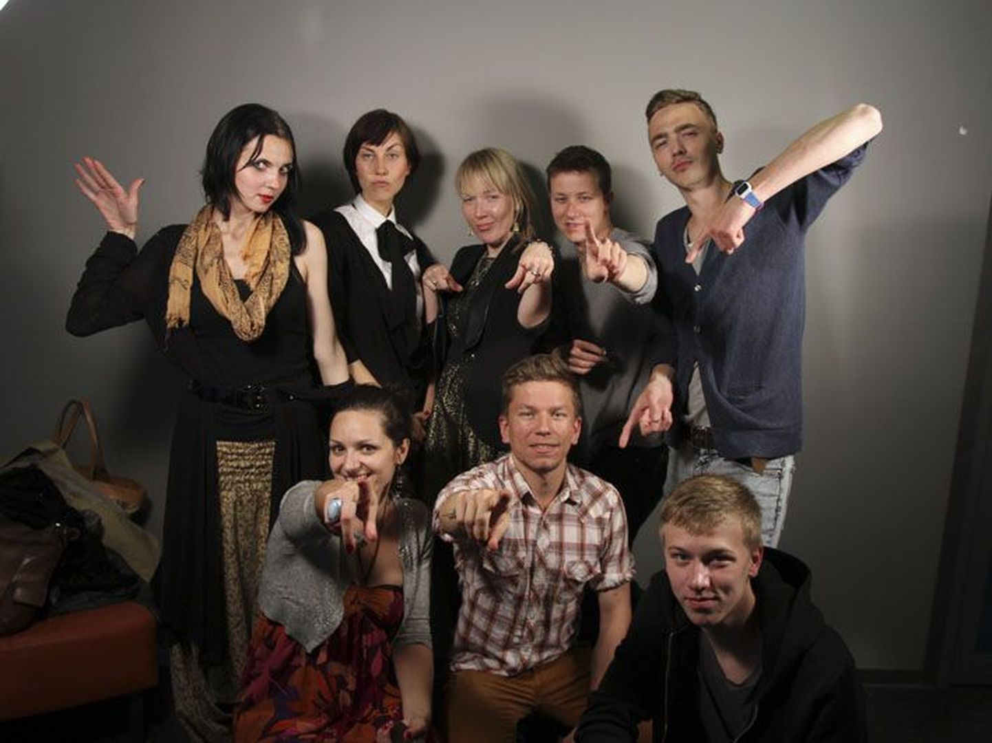 “Nullpunktist” saab film, mille avalikele castingutele oli registreerinuid 1250. Närvilist õhkkonda aitas rahustada filmimeeskond koos teose autoriga Margus Karu (all keskel).