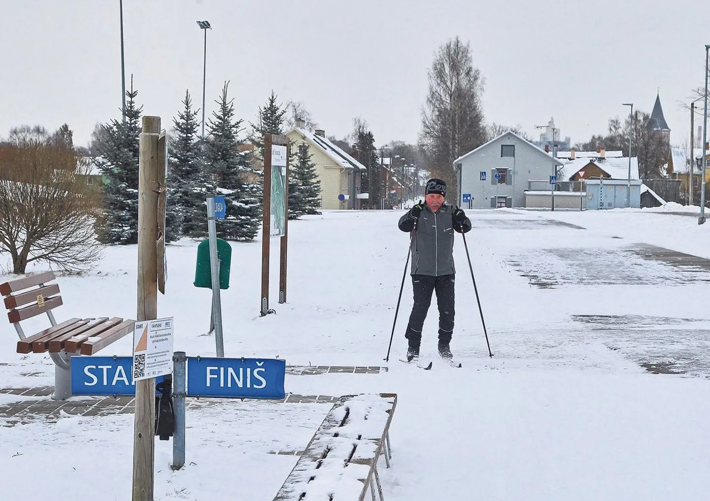 Tähtvere spordipargis oli eile suusatajaid küll ja niipalju leidus ka lund, et oma sõit ära teha. Näiteks Tõnu Eggert suusatas eile kümme kilomeetrit. Suusasõit ei käinud aga seal, kus rada tegelikult olema peaks, sest rullirajal oli asfalt väljas.