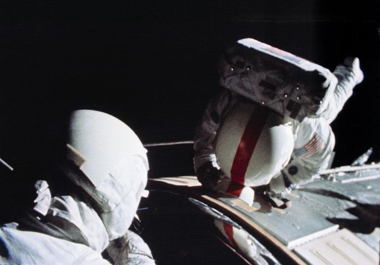 Kens Metinglijs atklātā kosmosā
