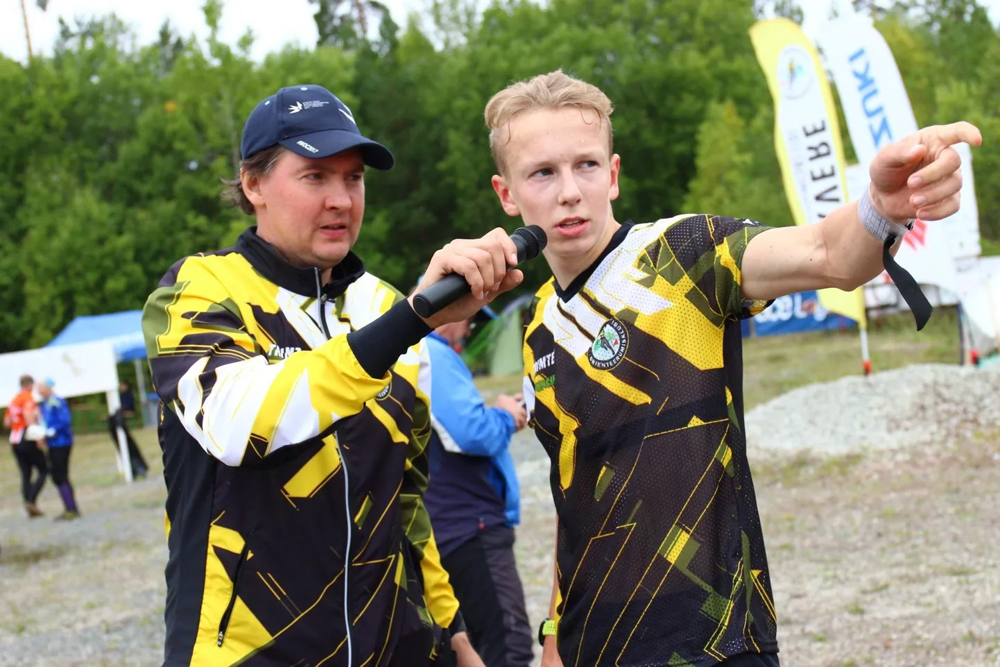 Sander Pritsik (paremal) on tunnistatud noormeeste arvestuses kahel viimasel aastal Lääne-Virumaa parimaks noorsportlaseks. Fotol usutleb Pritsikut ühe kohaliku jõuproovi finišis Rakvere Orienteerumisklubi president Kuno Rooba, kes samuti käib oma eakaaslastele võistlustel närvikõdi pakkumas.