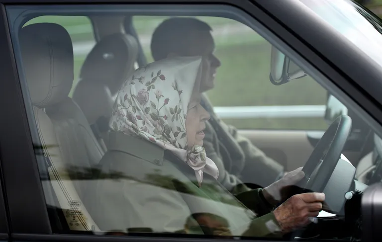Kuninganna Elizabeth II saabumas 2019. aasta 10. mail Windsoris toimunud hobuste võiduajamisele. Pildilt leiab kuninganna oma Range Roveri roolis.