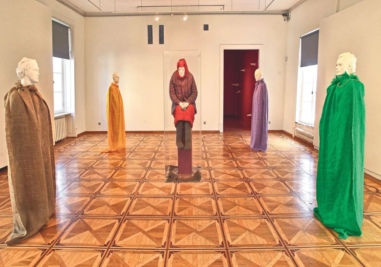Installatsioon «Maria Siberimaal» (2011) ja neljast figuurist koosnev installatsioon «Kotipoisid» (2007).