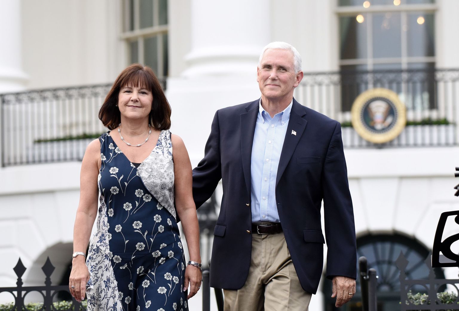 USA asepresident Mike Pence ja teine leedi Karen Pence saabuvad Kongressi piknikule Valge Maja lõunamurul.