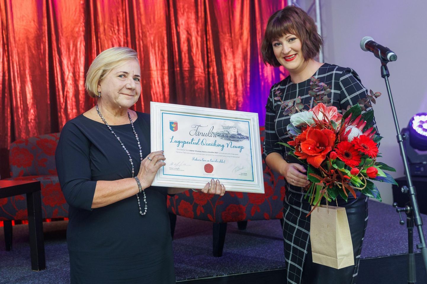 Mullune aasta ettevõtte Nowap OÜ juht Leili Sipsakas (vasakul) võtab vastu Rakvere linna eriauhinda Laila Talunikult.
