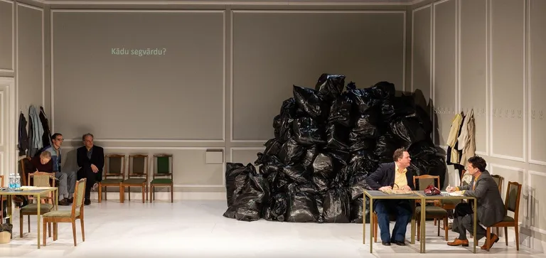 Alvis Hermanise ja Riia Uue Teatri lavastus „Ajaloo uurimise komisjon“ oli nomineeritud viies kategoorias, kuid vaid Vilis Daudziņš (istub paremas servas) pälvis parima kõrvalrolli laureaadi tiitli ja seda igati põhjendatult.