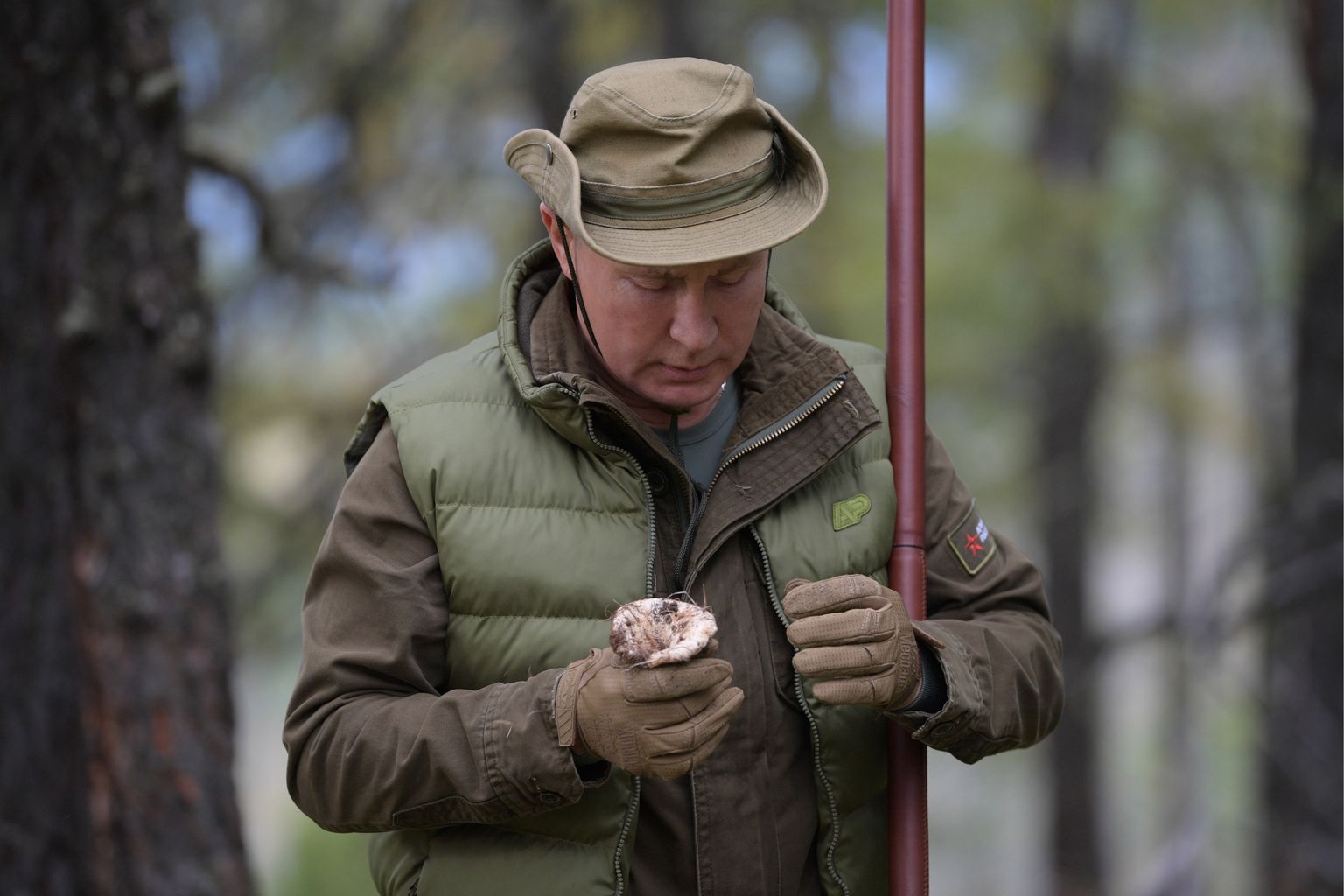 Владимир Путин в сибирской тайге.
