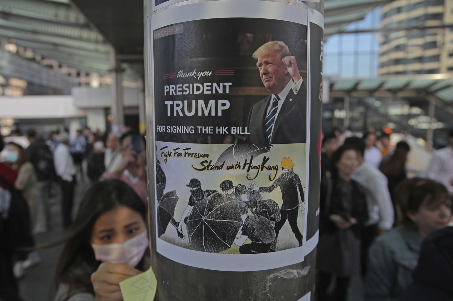 Hongkongi kesklinna ilmusid USA president Donald Trumpi tänavad plakatid.
