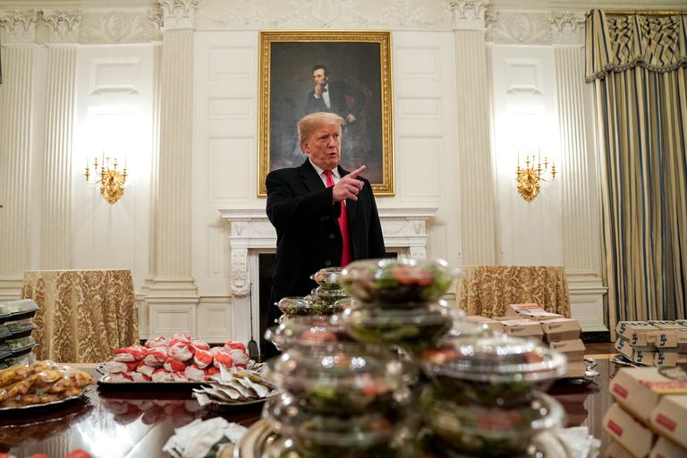 Donald Trump pakkus Valges Majas ameerika jalgpalluritele hamburgereid