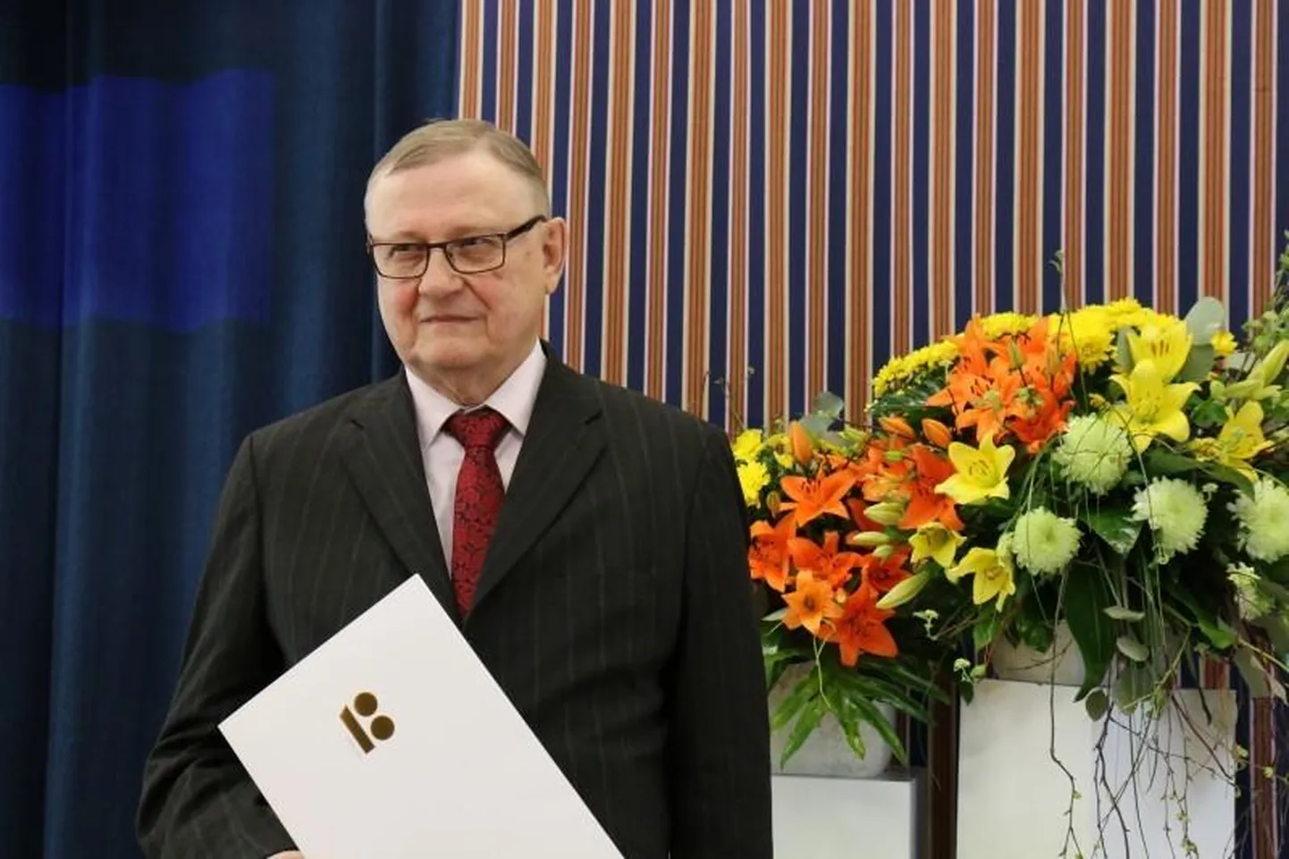 2017. aasta keeleteokonkursil võitis peaauhinna Enn Ernitsa artiklikogumik „Sõna haaval. Emakeelest tehiskeelteni“.