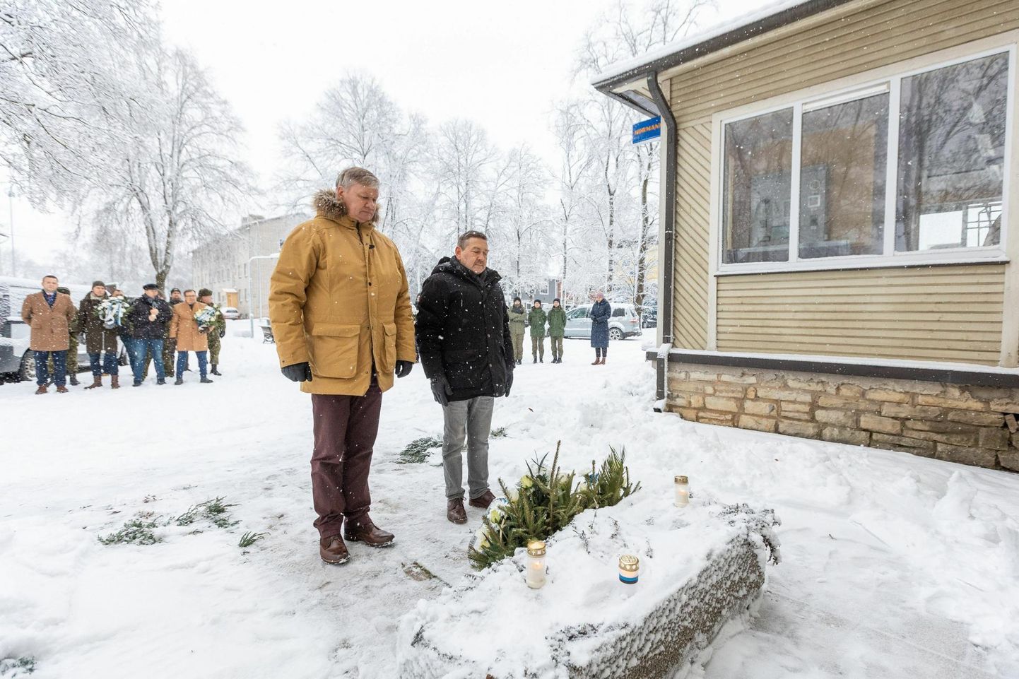 Vabadussõjas võidelnute mälestuspäeval, 3. jaanuaril on kaitseliitlased ja linnajuhid alati viinud vana rahvamaja juurde, mis lähiajal kavatsetakse lammutada,  lilli ja küünlaid. Tänavu oli mälestajaid tavapärasest rohkem. Pildil asetavad pärja Paide linnapea Kulno Klein (vasakul) ja linnavolikogu aseesimees Peeter Saldre.