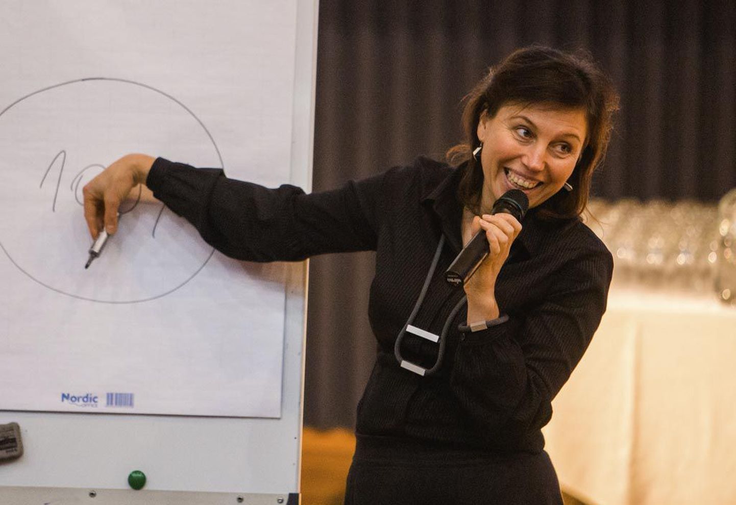 Tiina Saar-Veelmaa Pärnumaa kutsehariduskeskuses rääkimas, kuidas disainida töökultuuri õnnelikumaks.
