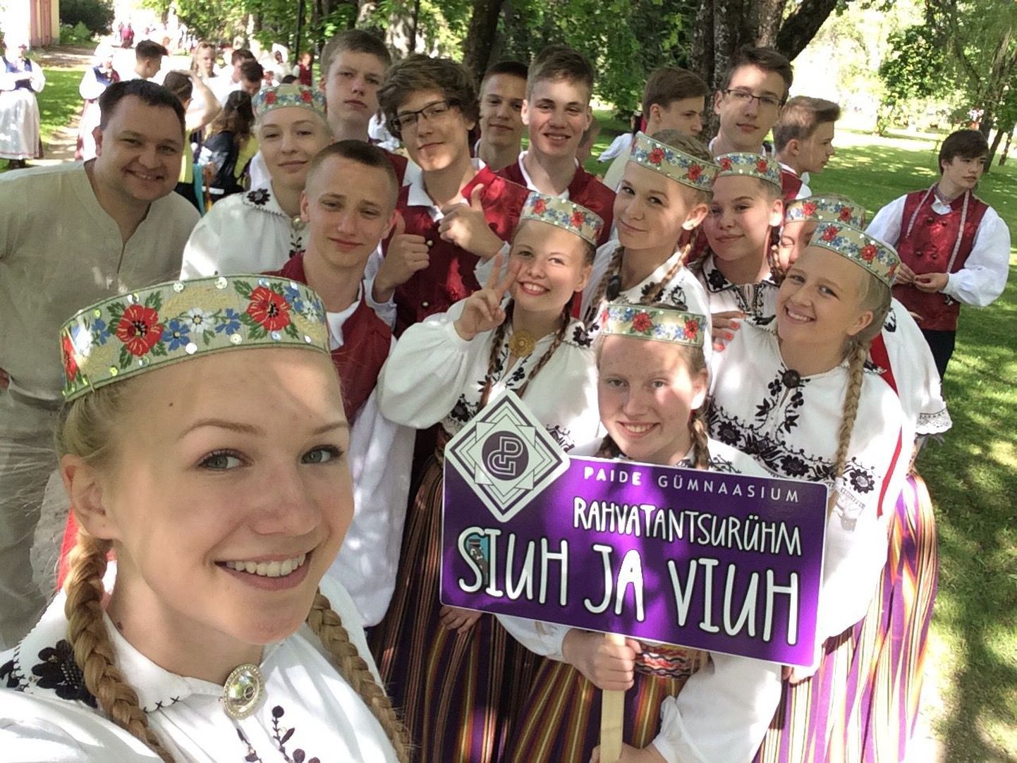 Paide Gümnaasiumi rahvatantsurühm Siuh ja Viuh Järvamaa tantsupeol.