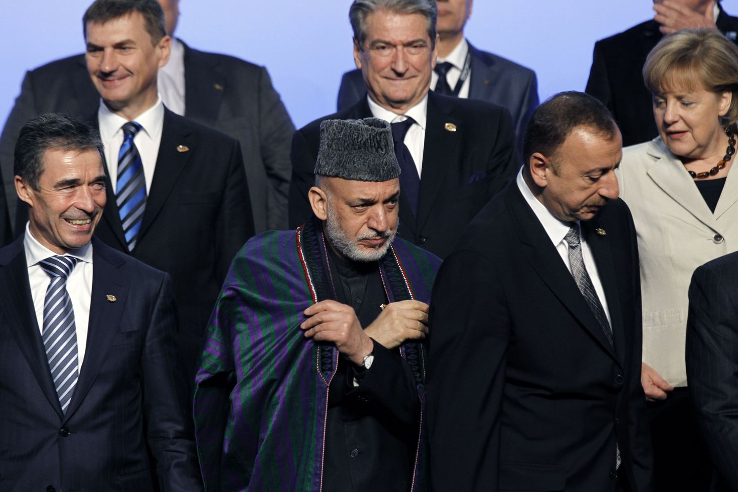 NATO tippkohtumise grupipildil seisavad (taga vasakult) Eesti peaminister Andrus Ansip, Albaania valitsusjuht Sali Berisha ja Saksa kantsler Angela Merkel. Ees seisavad (vasakult) NATO peasekretär Anders Fogh Rasmussen, Afganistani president Hamid Karzai ja Aserbaidžaani president Ilham Alijev.