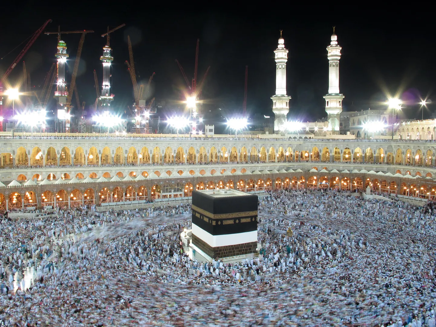 Kõik hadžil osalejad peavad käima seitse ringi vastupäeva ümber Kaaba, Mekas suure mošee õuel asuva islami tähtsaima pühamu.