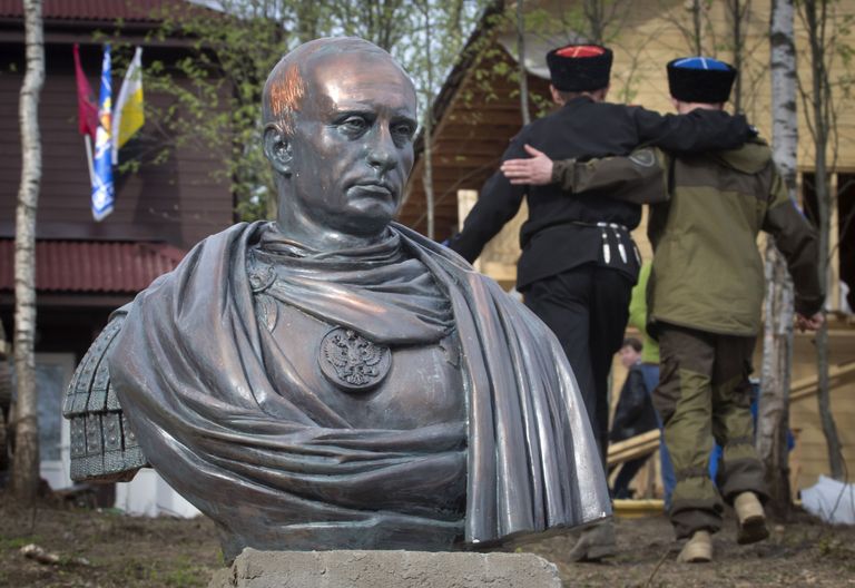 Vladimir Putini büst Kasimovo külas Peterburi lähedal. Venemaa riigipead on kujutatud Vana-Rooma keisrina toogasse riietatuna. / Scanpix
