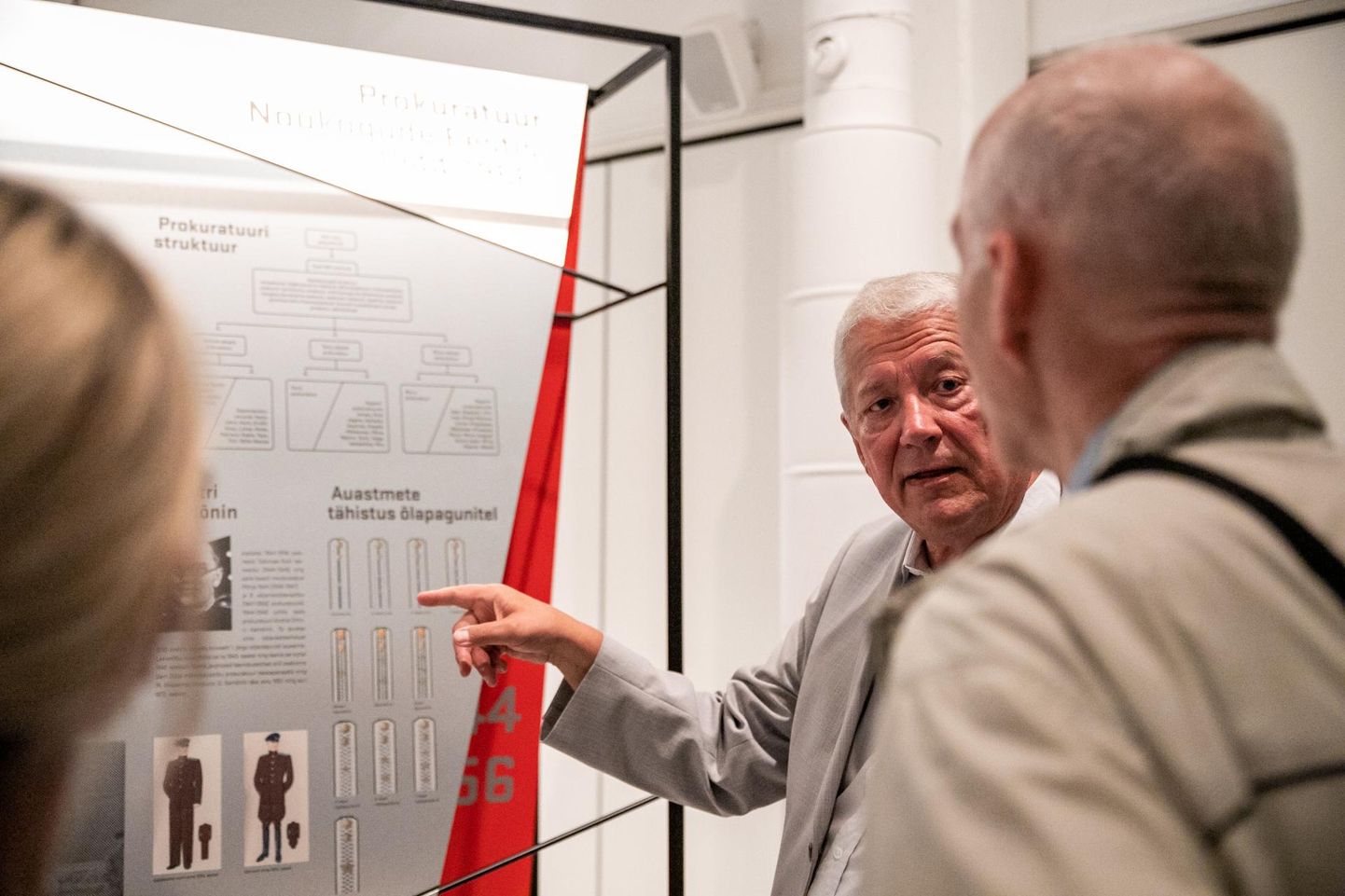Prokuröride auastmeid selgitab näitusestendil endine juht­prokurör Jüri Pikma. Näitus jääb avatuks 7. oktoobrini.