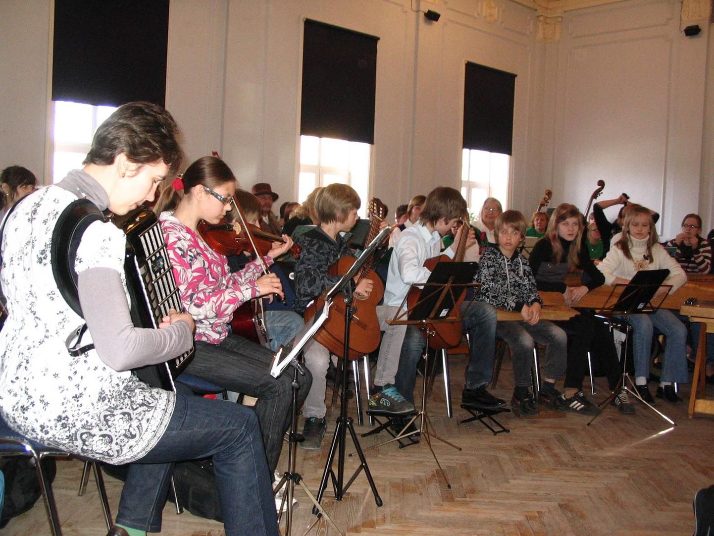 Valga muusikakooli ansambel Kirekind komisjonile kohustuslikku lugu ette mängimas.