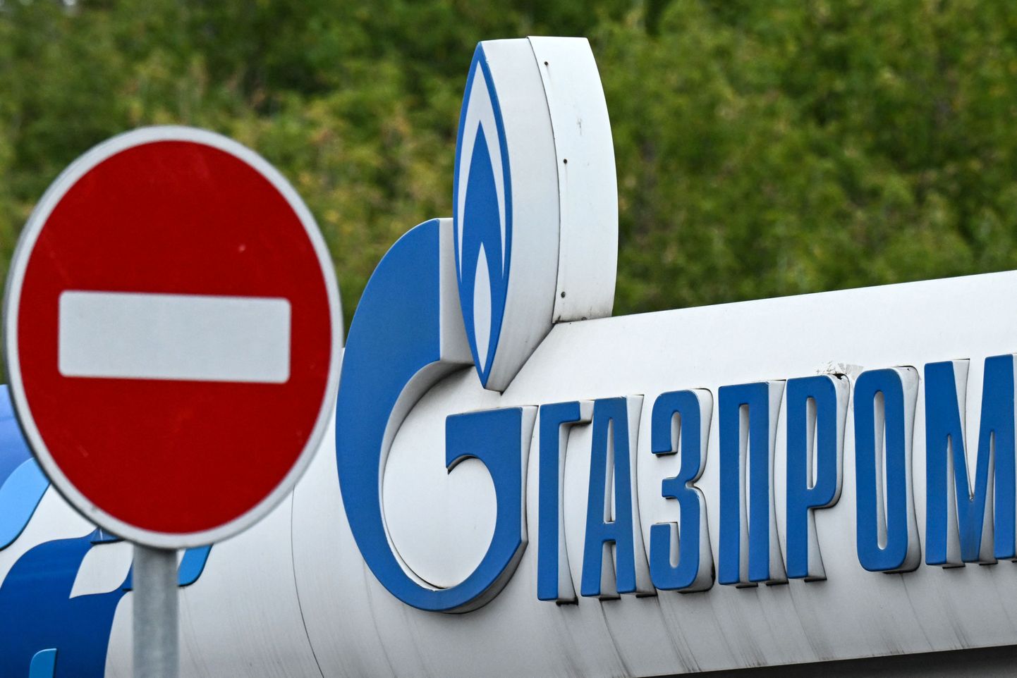 Keelumärk ja Gazpromi logo.