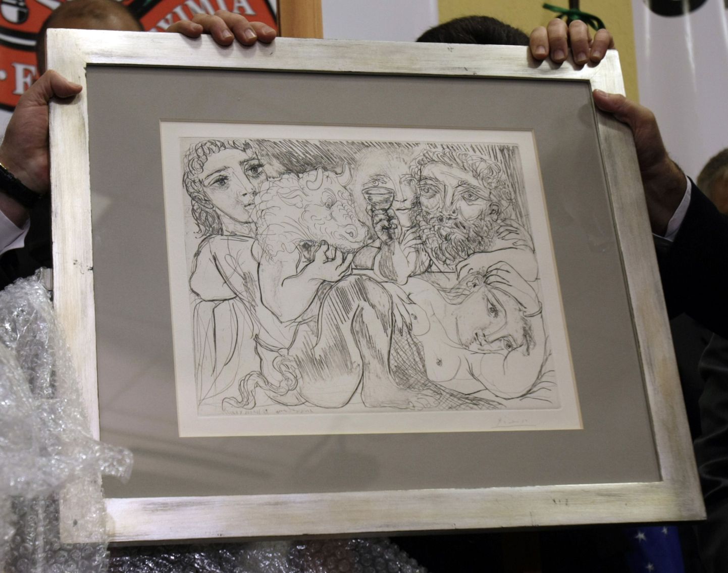 Politsei näitab Pablo Picasso tööd «Minotaurus, jodik ja naised», mis juunis muuseumist ära varastati ja augustis üles leiti.