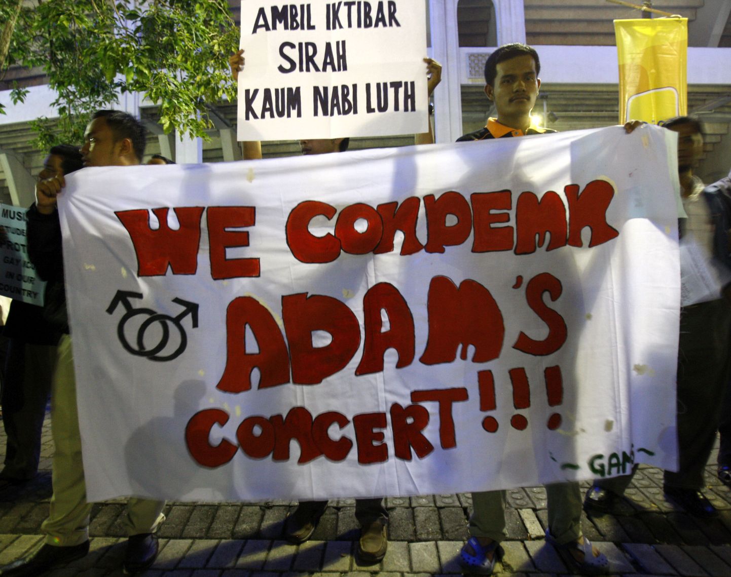 Muslim protesteerivad Adam Lamberti vastu.