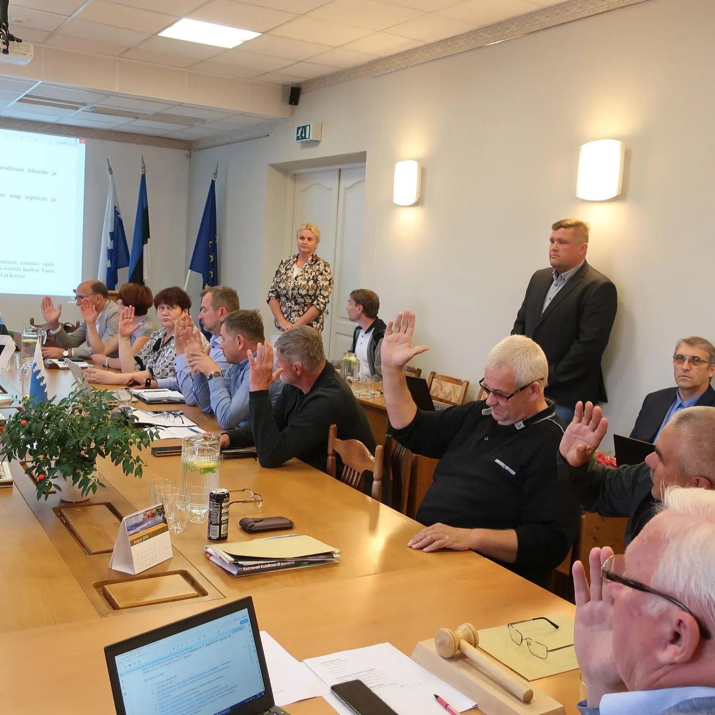 Riho Luhti (seisab koos vallavanem Enel Liiniga) toetuseks tõstsid käe kõik rahvaesindajad.