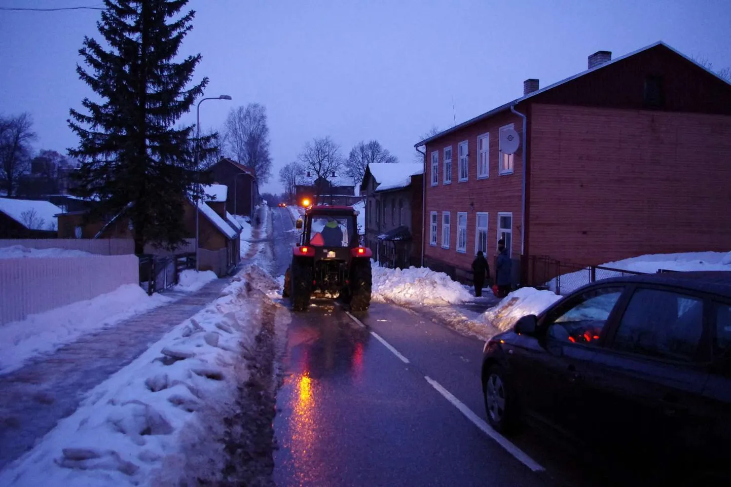 Katuselt alla sadanud lumi.