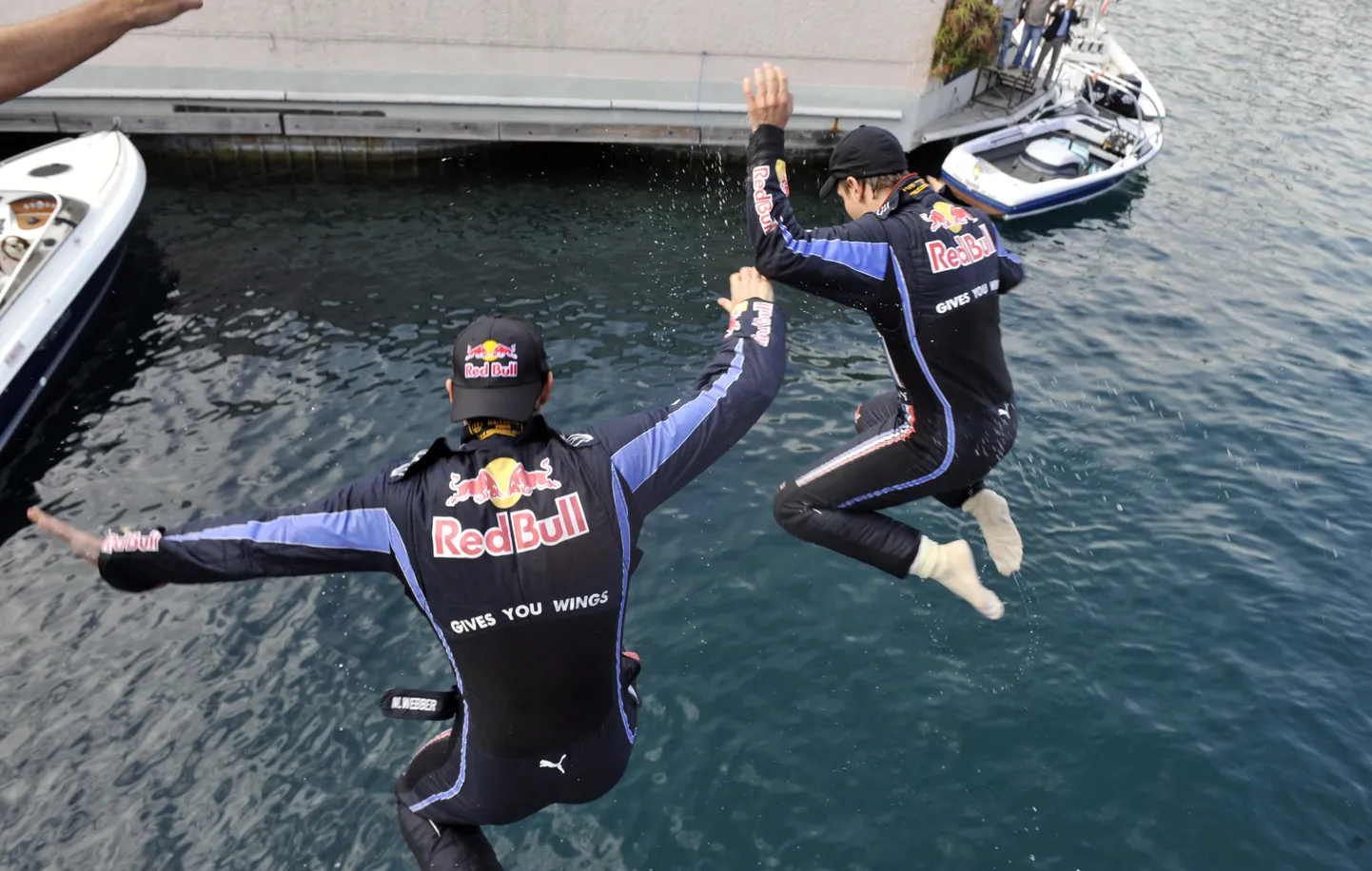 Red Bull annab tiivad – Mark Webber (vasakul) ja tiimikaaslane Sebastian Vettel Vahemerre hüppamas